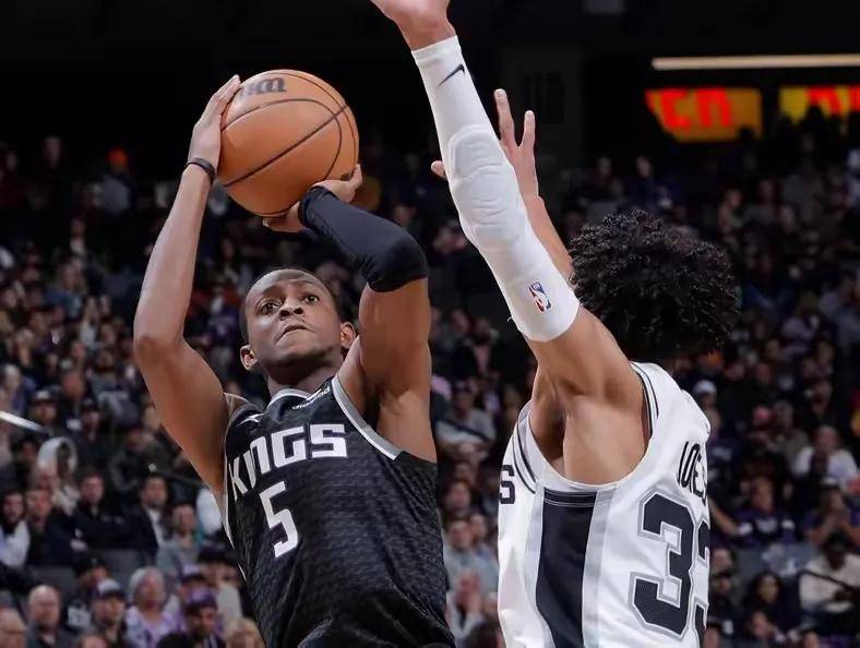 半岛体育登录入口-马刺客场爆冷取胜，德罗赞独揽分送魔术二连败的简单介绍