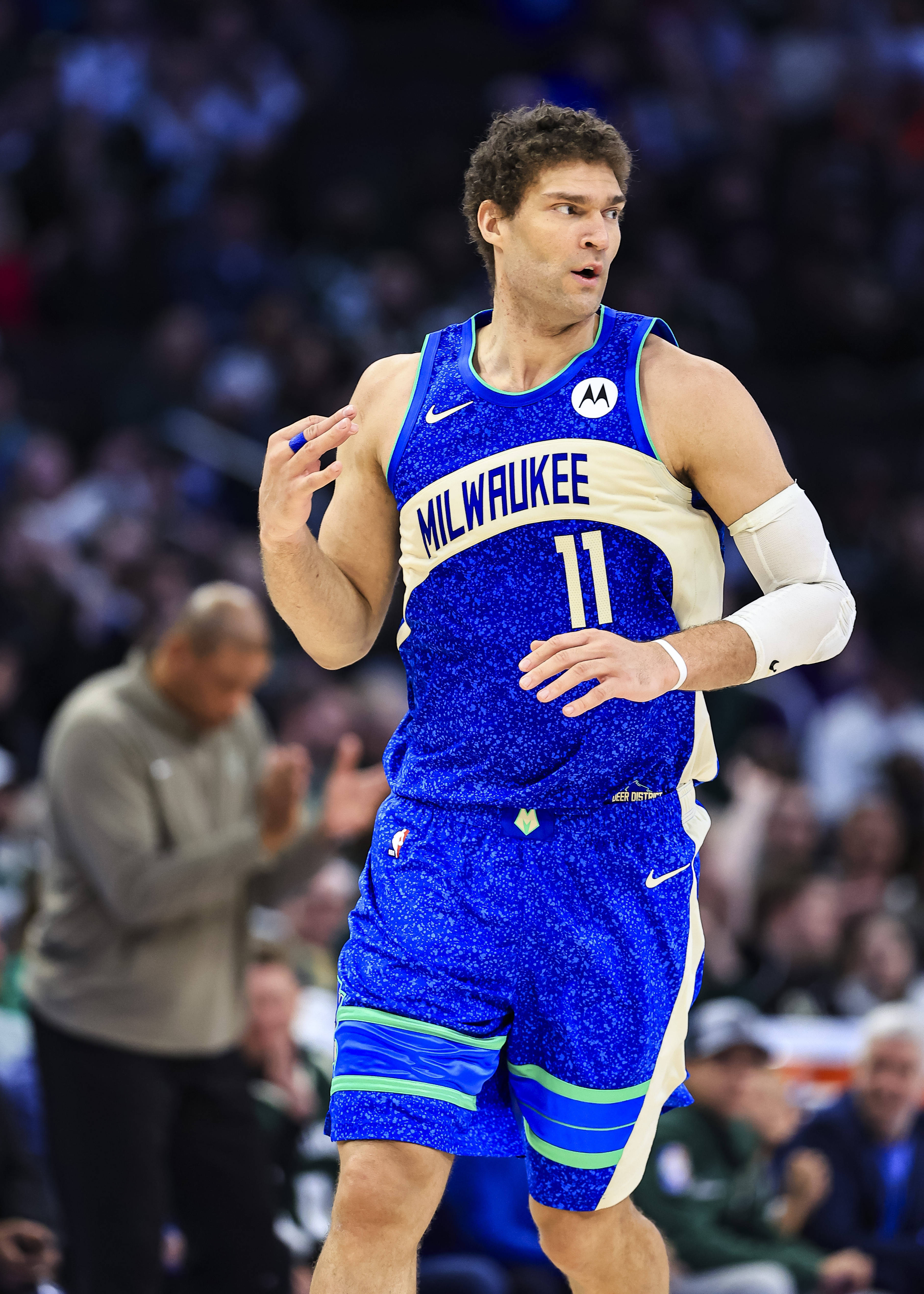 半岛体育在线官网-包含雄鹿队面对挑战，球星联袂拼搏为胜利而战的词条