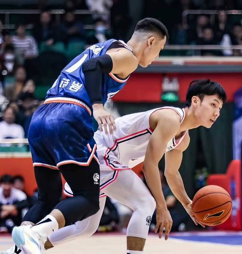 半岛官方体育登录入口-包含维罗纳主场逼平克罗托内，争冠对手失分的词条