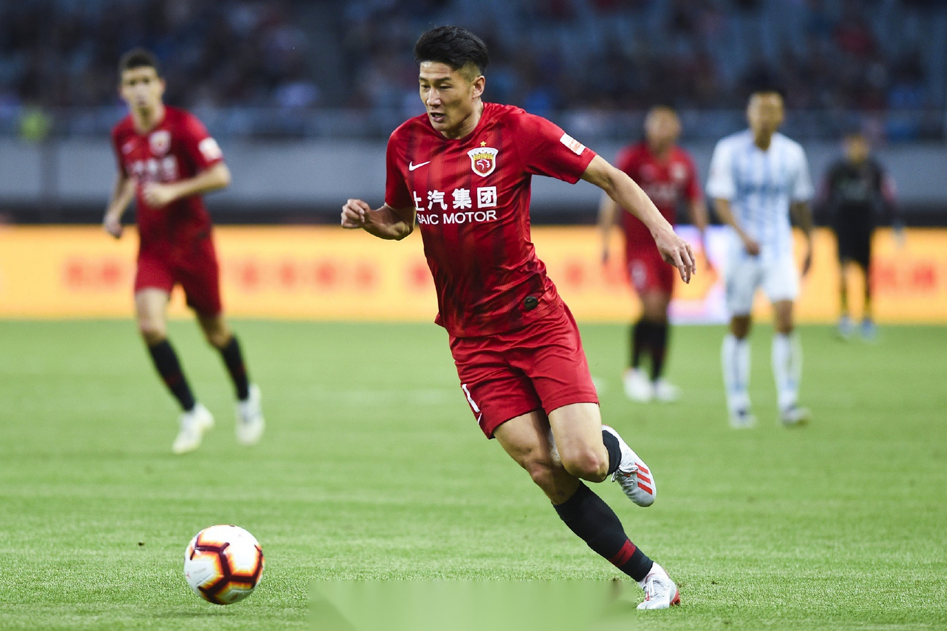 半岛体育官方下载-包含关键对决：上港与广州富力争夺胜利的词条