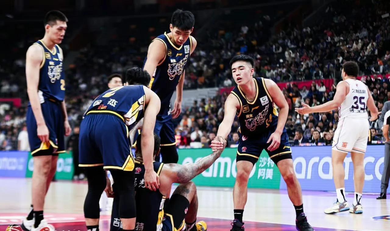 半岛体育登录入口-关于紧逼对手，球队团结如一，全力冲击半程冠军！的信息