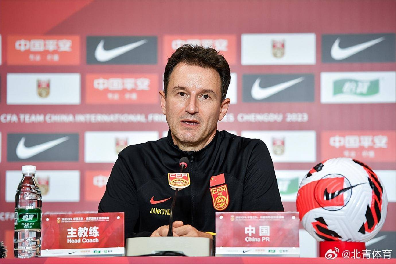 半岛综合体育官网入口-关于球员公开表态支持球队管理层，展现团队统一的信息